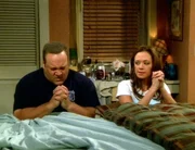 Doug (Kevin James, li.) und Carrie (Leah Remini) machen ein 'Wett'-Beten. Wer wohl den besseren Draht nach 'oben' hat?