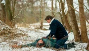 Jonas (r. Patrick Schlegel) und Simon (l. Thore Lüthje) haben sich im Wald verlaufen, als Simon plötzlich zusammenbricht. Jonas weiß nicht, was er tun soll. Jonas (r. Patrick Schlegel) und Simon (l. Thore Lüthje) haben sich im Wald verlaufen, als Simon plötzlich zusammenbricht. Jonas weiß nicht, was er tun soll.