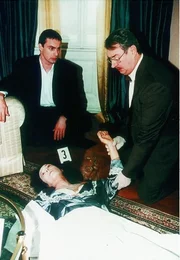 Kommissar Brandtner (Gedeon Burkhard) und Rex verfolgen den mutmaßlichen Täter (Fritz Karl). Kommissar Brandtner (Gedeon Burkhard) und Rex verfolgen den mutmaßlichen Täter (Fritz Karl).