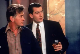 Carl Fox (Martin Sheen, l.); Bud Fox (Charlie Sheen, r.)