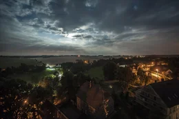 Blick auf ein Dorf in einer Vollmondnacht