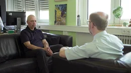 Nach 30 Jahren stellt sich Christopher S&ouml;hnlein endlich seinem Trauma in einer Therapie. Die Dokumentation begleitet ihn dabei.