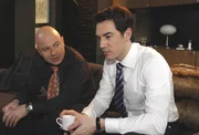 Mark (Arne Stephan, r.) teilt Oliver (Prodomos Antoniadis, l.) seine Befürchtung mit, seiner Mutter nicht ruhig und gelassen begegnen zu können. Mark (Arne Stephan, r.) teilt Oliver (Prodomos Antoniadis, l.) seine Befürchtung mit, seiner Mutter nicht ruhig und gelassen begegnen zu können.