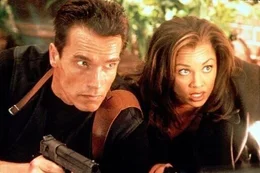 Eraser (Arnold Schwarzenegger) und Lee (Vanessa Williams)  +++ Die Verwendung des sendungsbezogenen Materials ist nur mit dem Hinweis und Verlinkung auf RTL+ gestattet. +++