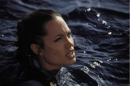 Lara Croft (Angelina Jolie).