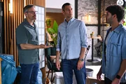 Dragan (Florian Thunemann, M.) überrollt Nick (Raphael Kalkowski, r.) mit seinem emotionalen Geständnis. Links Henning (Stefan Bockelmann) Dragan (Florian Thunemann, M.) überrollt Nick (Raphael Kalkowski, r.) mit seinem emotionalen Geständnis. Links Henning (Stefan Bockelmann)