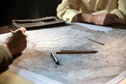 Sykes und Picot diskutieren &uuml;ber Landkarte und Grenzen.