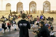 Wie aber soll man der Unmengen an Plastik Herr werden, die t&auml;glich an einem der sch&ouml;nsten Str&auml;nde der Welt landen? Die Brasilianer nehmen ihr Schicksal selbst in die Hand, wie hier bei einer Infoveranstaltung auf der Cinel&acirc;ndia (Pra&ccedil;a Floriano Peixoto).