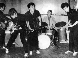 LIVERPOOL - 1960: The Silver Beatles (L-R Stu Sutcliffe, John Lennon, Paul McCartney, Johnny Hutch und George Harrison) auf der B&uuml;hne im Jahr 1960 in Liverpool England. Der Schlagzeuger Johnny Hutch sa&szlig; da, weil sie an diesem Tag keinen Schlagzeuger hatten.