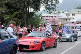 Vielfalt gilt auf den Seychellen als gr&ouml;&szlig;ter Wert - nicht nur bei der faszinierenden Tierwelt. Auf der Inselgruppe im Indischen Ozean ist kulturelle Diversit&auml;t das zentrale Motto.*Die Seychellen sind weit mehr als ein blo&szlig;er Urlaubstraum aus Sonne, Strand, Meer und Farben. Der &uuml;beraus vitale Inselstaat bietet ein wahres "Mosaik der Weltbev&ouml;lkerung". In diesem doppelten Sinn spiegelt auch die Gesellschaft der "Seychellois" ein Meer von Farben.*Unbeirrt von der Hitze des Feuers h&auml;lt Ilris Marie seine "tambour Moutya" &uuml;ber die Flammen. Damit wird die Bespannung aus Ziegenhaut gestimmt. Die Trommel soll Stakkato-artige Kl&auml;nge hervorbringen. Ihr schwei&szlig;treibender Rhythmus symbolisiert den afrikanischen Herzschlag des Inselarchipels. Der zahnlose Altmeister genie&szlig;t sichtlich den Moment der Aufmerksamkeit. Jetzt ist er wieder der Star seiner Jugendtage: "Die Moutya-Trommel hat mir viel Verehrung eingebracht", sagt er verschmitzt am n&auml;chsten Tag am t&uuml;rkisblauen Strand.Wer die T&auml;nze am Vorabend mitverfolgt hat, kann sich vorstellen, worauf Ilris anspielt. Beim Musikfestival auf Praslin, der zweitgr&ouml;&szlig;ten Seychelleninsel, dominieren zwar die neuen Musikstile wie der allgegenw&auml;rtige Reggae und Sega, die karibische und europ&auml;ische Elemente in sich aufnehmen, aber die alten Traditionen aus der Sklaverei heizen die Stimmung immens auf. Hier wird deutlich, dass die Seychellen weit mehr sind als ein blo&szlig;er Urlaubstraum im Indischen Ozean. Sie sind ein &uuml;beraus vitaler Inselstaat, dessen kulturelle Vielfalt der biologischen Diversit&auml;t mehr als ebenb&uuml;rtig ist - ein wahres "Mosaik der Weltbev&ouml;lkerung".Vielfalt gilt auf den Seychellen als eigentliche Existenzgrundlage. Staat und Gesellschaft sind auf diesem Fundament aufgebaut. Das symbolisiert schon die mehrfarbige Nationalflagge. Der Stolz auf ein friedliches und gl&uuml;ckliches Zusammen-leben wird in vielen Gespr&auml;chen deutlich. Er eint die Angeh&ouml;rigen der alten Elite, wie den Minister f&uuml;r Tourismus, mit den Rastas vom kleinen Ort La Misčre, wie den Reggae-Star Jahrimba, dessen Vorfahren zum Teil von der ehemals versklavten afrikanischen Bev&ouml;lkerung abstammen. Selbst w&auml;hrend der fast vier Jahrzehnte w&auml;hrenden autokratischen Herrschaft der "Seychelles Peoples United Party" blieb das Prinzip der kulturellen Einheit unangetastet. Seit den ersten freien Wahlen im Jahr 2016 besteht aber auch Hoffnung auf eine politische Vielfalt und eine echte Mehrparteiendemokratie.Den kritischen Stimmen der K&uuml;nstler verdankt sich dieser neugewonnene Mut der Zivilgesellschaft zu einem guten Teil. Vor allem die lokale Spielweise des karibischen Reggaes hat zu einer kreolischen Aufbruchsstimmung beigetragen. Viele sehen darin eine R&uuml;ckbesinnung auf das einende Element einer spezifischen Identit&auml;t als "Seychellois". "Einheit in Vielfalt" gilt auf den Seychellen nicht blo&szlig; als offizielles Staatsmotto. Sie wird von der Gesamtbev&ouml;lkerung als Grundlage der friedlichen Koexistenz und wirtschaftlichen Entwicklung verstanden. Damit kann der Insel-archipel als Beispiel daf&uuml;r dienen, dass ein fruchtbarer Umgang mit Vielfalt nicht blo&szlig; als Last oder Problem verstanden werden kann, sondern als wahrer Aktivposten. Der Fokus liegt auf dem Gemeinsamen, nicht auf dem Trennenden. Das zeigt sich besonders beim wichtigsten und gr&ouml;&szlig;ten Kultur-Fest des Landes - dem j&auml;hrlichen Festival Kreol.Eine Woche lang beherrschen die unterschiedlichen Musikstile, Tanzformen und kulinarischen K&ouml;stlichkeiten das Leben auf den Inseln. Die mitrei&szlig;enden Rhythmen der unterschiedlichen Kulturen relativieren das Klischeebild einer nur aus Wellen, t&uuml;rkisblauen Ufern an einsamen Str&auml;nden und romantischen Granitfelsen bestehenden Inselwelt. Zugleich spiegelt sich die auch aus Sicht der "Seychellois" "paradiesische", nat&uuml;rliche, nachhaltige Vielfalt mit ihrer tropischen und marinen Tierwelt selbstredend in Musik und Tanz wider...