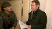 In Berlin-Oberschöneweide wird es ernst, Obergerichtsvollzieher Björn Ellendt (re.) und Jörg Herrmann müssen einem säumigen Zahler den Gashahn endgültig zudrehen. In Berlin-Oberschöneweide wird es ernst, Obergerichtsvollzieher Björn Ellendt (re.) und Jörg Herrmann müssen einem säumigen Zahler den Gashahn endgültig zudrehen.