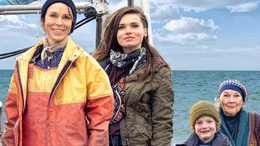In einem Fischerdorf an der Ostsee betreibt Heddi (Anneke Kim Sarnau, li.) einen immer schwieriger werdenden Dorschfang. Da taucht nach langer Funkstille &uuml;berraschend ihre Tochter Eva (Zoe Moore, 2. v. li.) mit dem 10-j&auml;hrigen Enkel Jannis (Lewe Wagner, 2. v. re.) anl&auml;sslich Oma Lores (Jutta Wachowiak) Geburtstag auf.