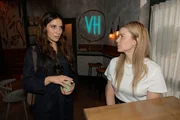 Jessica (Nina Ensmann, r.) begegnet Lauras (Chryssanthi Kavazi) Vorwürfen mit neuem Selbstvertrauen. Jessica (Nina Ensmann, r.) begegnet Lauras (Chryssanthi Kavazi) Vorwürfen mit neuem Selbstvertrauen.