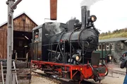 In Neresheim wird an diesem ersten Fahrtag auch die Dampflokomotive mit Wasser versorgt: Lok 12, das &bdquo;Liesele", ist eine von zwei Originallokomotiven. 1913 wurden sie von der Maschinenfabrik Esslingen f&uuml;r die H&auml;rtsfeldbahn gebaut.