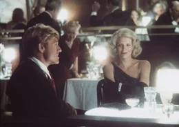 Die sch&ouml;ne Memo Paris (Kim Basinger, r.) umgarnt den Baseballspieler Roy Hobbs (Robert Redford, l.) ...
