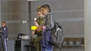Ein Beamter mit den Unterlagen eines Passagiers am Flughafen in Bogotá Ein Beamter mit den Unterlagen eines Passagiers am Flughafen in Bogotá