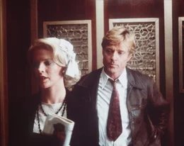 Roy Hobbs (Robert Redford, r.) ist sich nicht sicher, was er von dem pl&ouml;tzlichen Auftauchen der sch&ouml;nen Memo Paris (Kim Basinger, l.) halten soll ...