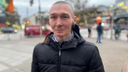 Marco möchte seine Sucht behandeln lassen. In der Altonaer Heroinambulanz erhält er täglich Diamorphin, ein stark wirkendes Substitut. Diese Suchttherapie ermöglicht Marco ein halbwegs geregeltes Leben. Marco möchte seine Sucht behandeln lassen. In der Altonaer Heroinambulanz erhält er täglich Diamorphin, ein stark wirkendes Substitut. Diese Suchttherapie ermöglicht Marco ein halbwegs geregeltes Leben.