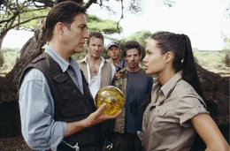 Nur zusammen k&ouml;nnen Lara (Angelina Jolie, r.) und Reiss (Ciar&aacute;n Hinds, l.) das Geheimnis der Kugel ergr&uuml;nden. Doch w&auml;hrend die Grabr&auml;uberin das Ende der Menschheit verhindern will, hat der Gesch&auml;ftsmann das genaue Gegenteil vor ...