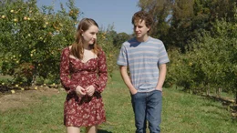 l-r: Zoe Murphy (Kaitlyn Dever), Evan Hansen (Ben Platt)