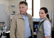 Rolands (Thomas Rühmann) bittet Tierärztin Dr. Mertens (Elisabeth Lanz), ihm bei der Behandlung des traumatisierten Tim zu helfen. Rolands (Thomas Rühmann) bittet Tierärztin Dr. Mertens (Elisabeth Lanz), ihm bei der Behandlung des traumatisierten Tim zu helfen.