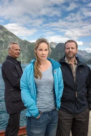 Die Begegnung mit Henrik (Klaus J. Behrendt, li.) stellt die Ehe von Birthe (Ann-Kathrin Kramer) und Nils (Felix Vörtler, re.) auf eine schwere Probe. Die Begegnung mit Henrik (Klaus J. Behrendt, li.) stellt die Ehe von Birthe (Ann-Kathrin Kramer) und Nils (Felix Vörtler, re.) auf eine schwere Probe.