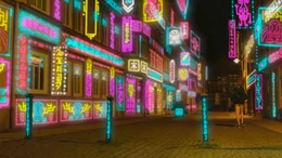 Oliver (Wieland Kahlert) folgt den magisch leuchtenden Zeichen, um den Weg durch die n&auml;chtliche Stadt zu finden.