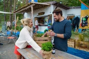 Sarah (Susan Sideroupolos) rettet Leon (Daniel Fehlow) vor Conny und seinen beiden Surf-Flirts. Aus einer Ausrede wird ein Date und Leon lässt sich erfreut auf eine Inselführung ein. Sarah (Susan Sideroupolos) rettet Leon (Daniel Fehlow) vor Conny und seinen beiden Surf-Flirts. Aus einer Ausrede wird ein Date und Leon lässt sich erfreut auf eine Inselführung ein.