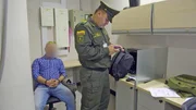 Ein Beamter erfasst die Habseligkeiten eines Häftlings Ein Beamter erfasst die Habseligkeiten eines Häftlings