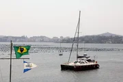 Nachdem der Katamaran "Nomade des Mers" die K&uuml;ste Brasiliens entlanggesegelt ist, legt die Besatzung einen kurzen Halt in Rio de Janeiro ein.
