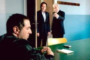 Vice-Questore Patta (Michael Degen, rechts) präsentiert Brunetti (Uwe Kockisch, Mitte) stolz den verdächtigen Filippo Guarino (Merab Ninidze). Vice-Questore Patta (Michael Degen, rechts) präsentiert Brunetti (Uwe Kockisch, Mitte) stolz den verdächtigen Filippo Guarino (Merab Ninidze).