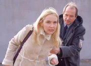 Bea (Sonia Farke) ist sauer, weil Jörg (Armin Dallapiccola) mit faulen Tricks ein Treffen zwischen ihr und Walter im Liebeswohnwagen verhindert. Bea (Sonia Farke) ist sauer, weil Jörg (Armin Dallapiccola) mit faulen Tricks ein Treffen zwischen ihr und Walter im Liebeswohnwagen verhindert.