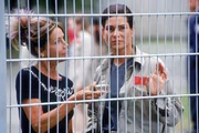 Nach ihrer R&uuml;ckkehr verteilt Jeanette (Christine Schuberth, li.) grossz&uuml;gig Geschenke (re. Maren Schumacher).
