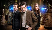 Le Docteur, Amy et Rory sont kidnappés par les Daleks sur la planète Skaro. Là, en plein milieu du Parlement des pires ennemis du Seigneur du Temps, une mission leur est confiée : les aider ! Téléportés dans l'"Asile", où sont emprisonnés les Daleks défectueux ou considérés comme pestiférés, le trio va devoir désactiver le champ de force protégeant le lieu. Ils sont aidés dans leur tâche par Oswin, une jeune femme particulièrement débrouillarde dont le vaisseau Alaska s'est échoué sur la planète. Le Docteur, Amy et Rory sont kidnappés par les Daleks sur la planète Skaro. Là, en plein milieu du Parlement des pires ennemis du Seigneur du Temps, une mission leur est confiée : les aider ! Téléportés dans l'"Asile", où sont emprisonnés les Daleks défectueux ou considérés comme pestiférés, le trio va devoir désactiver le champ de force protégeant le lieu. Ils sont aidés dans leur tâche par Oswin, une jeune femme particulièrement débrouillarde dont le vaisseau Alaska s'est échoué sur la planète.