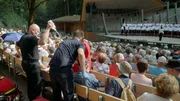 Der Sommer in der Sächsischen Schweiz ist heiß und trocken. Die Felsenbühne in Rathen ist dennoch gut besucht. Ein älterer Gast hat zu wenig getrunken und sein Kreislauf macht schlapp. Auch dafür sind die Bergretter da - denn sie sind mit ihrer Wache in Rathen am schnellsten da, wenn an der Freilichtbühne jemand in Not ist. Doch kaum sind die Retter am Patienten, kommt der nächste Alarm: ein zweiter Mann droht bewusstlos zu werden. Wassermangel der ganz anderen Art wenige Kilometer weiter rund um Bad Schandau: Rund um Schmilka brennt der Nationalpark großflächig. Bergretter Jost Bähne ist seit Tagen im kräftezehrenden Dauereinsatz. Als Fachberater lotst er die Feuerwehren durch den Nationalpark. Und koordiniert die Bergwacht, die bereitsteht, falls den Einsatzkräften etwas passieren sollte. Der Sommer in der Sächsischen Schweiz ist heiß und trocken. Die Felsenbühne in Rathen ist dennoch gut besucht. Ein älterer Gast hat zu wenig getrunken und sein Kreislauf macht schlapp. Auch dafür sind die Bergretter da - denn sie sind mit ihrer Wache in Rathen am schnellsten da, wenn an der Freilichtbühne jemand in Not ist. Doch kaum sind die Retter am Patienten, kommt der nächste Alarm: ein zweiter Mann droht bewusstlos zu werden. Wassermangel der ganz anderen Art wenige Kilometer weiter rund um Bad Schandau: Rund um Schmilka brennt der Nationalpark großflächig. Bergretter Jost Bähne ist seit Tagen im kräftezehrenden Dauereinsatz. Als Fachberater lotst er die Feuerwehren durch den Nationalpark. Und koordiniert die Bergwacht, die bereitsteht, falls den Einsatzkräften etwas passieren sollte.