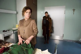 L-R: Anneliese Behrens (Hannelore Elsner), Susanne Neuendorff (Anneke Kim Sarnau).