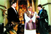 Brandtner (Gedeon Burkhard, l.) und Böck (Heinz Weixelbraun, r.) weisen Pfarrer Auer (Otto Tausig) auf die Gefahr hin, die ihm droht. Brandtner (Gedeon Burkhard, l.) und Böck (Heinz Weixelbraun, r.) weisen Pfarrer Auer (Otto Tausig) auf die Gefahr hin, die ihm droht.
