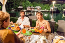 L-R: Anneliese Behrens (Hannelore Elsner), Frank Neuendorff (Marcel Mohab), Susanne Neuendorff (Anneke Kim Sarnau).