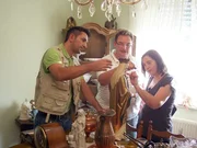Trödel-Profi Mauro (li.) nimmt die alten Sammlerstücke von Uwe und Sylvia genau unter die Lupe. Trödel-Profi Mauro (li.) nimmt die alten Sammlerstücke von Uwe und Sylvia genau unter die Lupe.