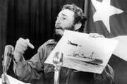 Nie stand die Welt näher am Rande eines Atomkriegs: Präsident Fidel Castro richtet sich während der Kubakrise mit einer Fernsehansprache an seine Landsleute. Nie stand die Welt näher am Rande eines Atomkriegs: Präsident Fidel Castro richtet sich während der Kubakrise mit einer Fernsehansprache an seine Landsleute.