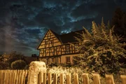 Nächtliches Fachwerkhaus mit Vorgarten. Nächtliches Fachwerkhaus mit Vorgarten.