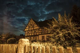 N&auml;chtliches Fachwerkhaus mit Vorgarten