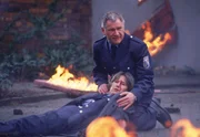 Jörg (Armin Dallapiccola) hat nicht damit gerechnet, dass er bei der Explosion Jutta (Claudia Loerding) in Gefahr bringen würde. Jörg (Armin Dallapiccola) hat nicht damit gerechnet, dass er bei der Explosion Jutta (Claudia Loerding) in Gefahr bringen würde.