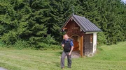 Mit seiner sechs Quadratkilometer gro&szlig;en Wasserfl&auml;che ist der Wallersee der gr&ouml;&szlig;te See des Salzburger Seenlandes. Der Weg f&uuml;hrt Harry von der Hagerkapelle &uuml;ber das Schloss Sighartstein. Harry erwandert das H&uuml;gelland und kehrt beim Brandstattgut ein. Das Ende des Tages bestimmt der Sonnenuntergang &uuml;ber den H&uuml;geln zwischen Irrsee und Wallersee. Im Bild: Harry Pr&uuml;nster - Region Wallersee.