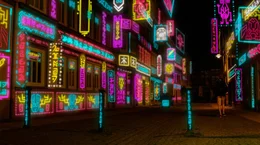 Oliver (Wieland Kahlert) folgt den magisch leuchtenden Zeichen, um den Weg durch die n&auml;chtliche Stadt zu finden.