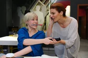 Mit vereinten Kräften schaffen es Natascha (Franziska Matthus, r.) und Olivia (Kasia Borek, l.) die neue Ausgabe rechtzeitig fertigzustellen ... Mit vereinten Kräften schaffen es Natascha (Franziska Matthus, r.) und Olivia (Kasia Borek, l.) die neue Ausgabe rechtzeitig fertigzustellen ...