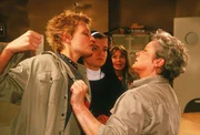 Die Stimmung bei den Frauen ist auf dem Nullpunkt und eine dumme Bemerkung entfacht einen Streit zwischen Mareike (Sanna Englund, li.) und Uschi (Barbara Freier, re.). Wie immer geht Ruth (Katrein Frenzel, 2.v.li.) dazwischen. Die Stimmung bei den Frauen ist auf dem Nullpunkt und eine dumme Bemerkung entfacht einen Streit zwischen Mareike (Sanna Englund, li.) und Uschi (Barbara Freier, re.). Wie immer geht Ruth (Katrein Frenzel, 2.v.li.) dazwischen.