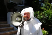 Bürgermeister Pachmeyer (Philipp Sonntag) verhängt Quarantäne über den Fürstenhof - keiner darf das Hotel verlassen oder betreten ... Bürgermeister Pachmeyer (Philipp Sonntag) verhängt Quarantäne über den Fürstenhof - keiner darf das Hotel verlassen oder betreten ...