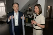 Matilda (Anna-Katharina Fecher) merkt, dass Gerner (Wolfgang Bahro) vor dem Treffen ziemlich nervös isr. Matilda (Anna-Katharina Fecher) merkt, dass Gerner (Wolfgang Bahro) vor dem Treffen ziemlich nervös isr.