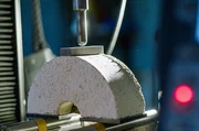 Nach römischem Vorbild hergestellter Beton bei einem Belastungstest im Labor der University of Utah in Salt Lake City, USA Nach römischem Vorbild hergestellter Beton bei einem Belastungstest im Labor der University of Utah in Salt Lake City, USA